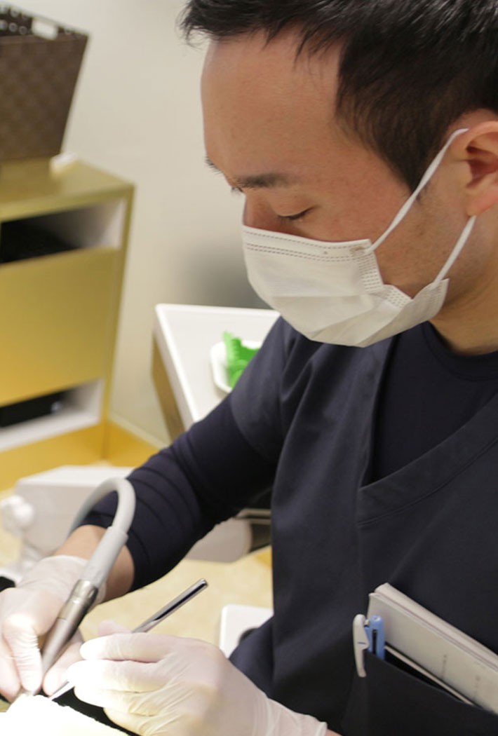 専門医の歯周ケアでいつまでも白く正しく美しい歯を